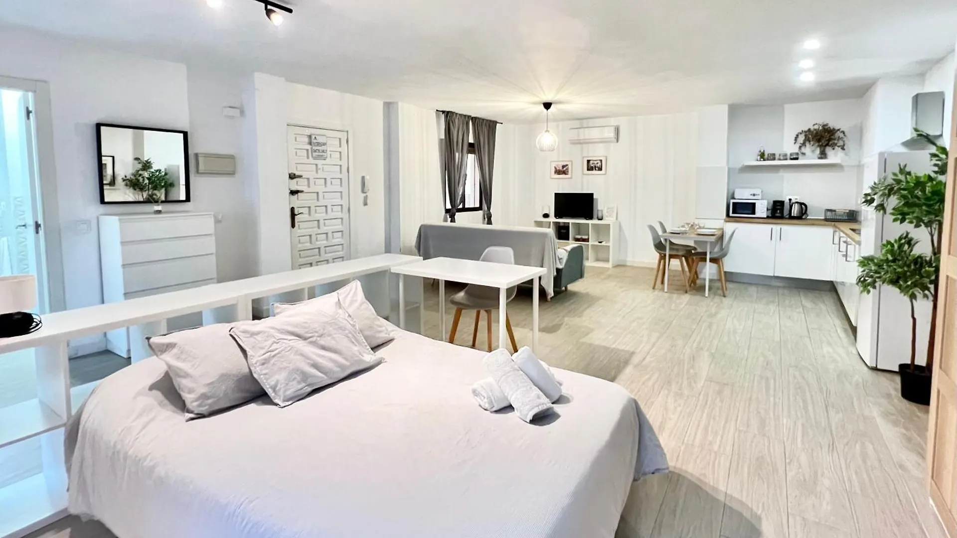 San Isidro City Center And Beach Studio Apartments Fuengirola